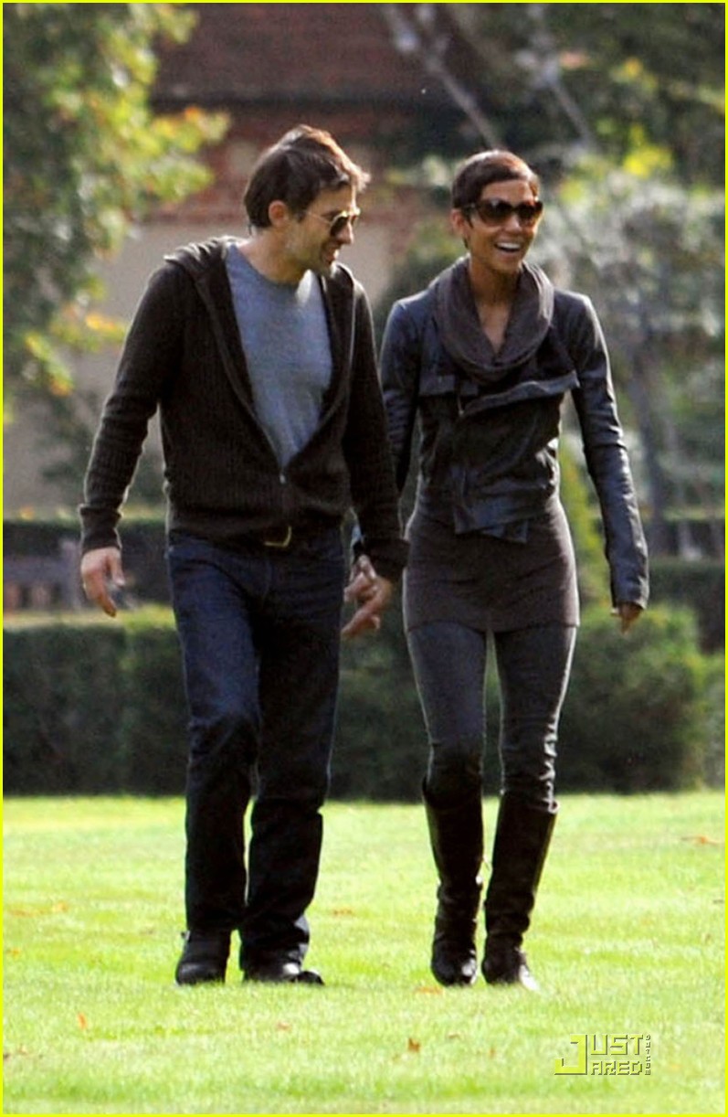 Halle Berry & Olivier Martinez Chateau with Salma Hayek! Photo