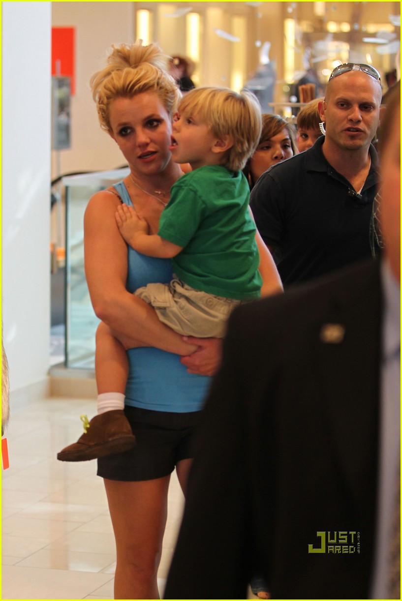 Photo britney spears topanga mall with boys 05 Photo 2481888 Just