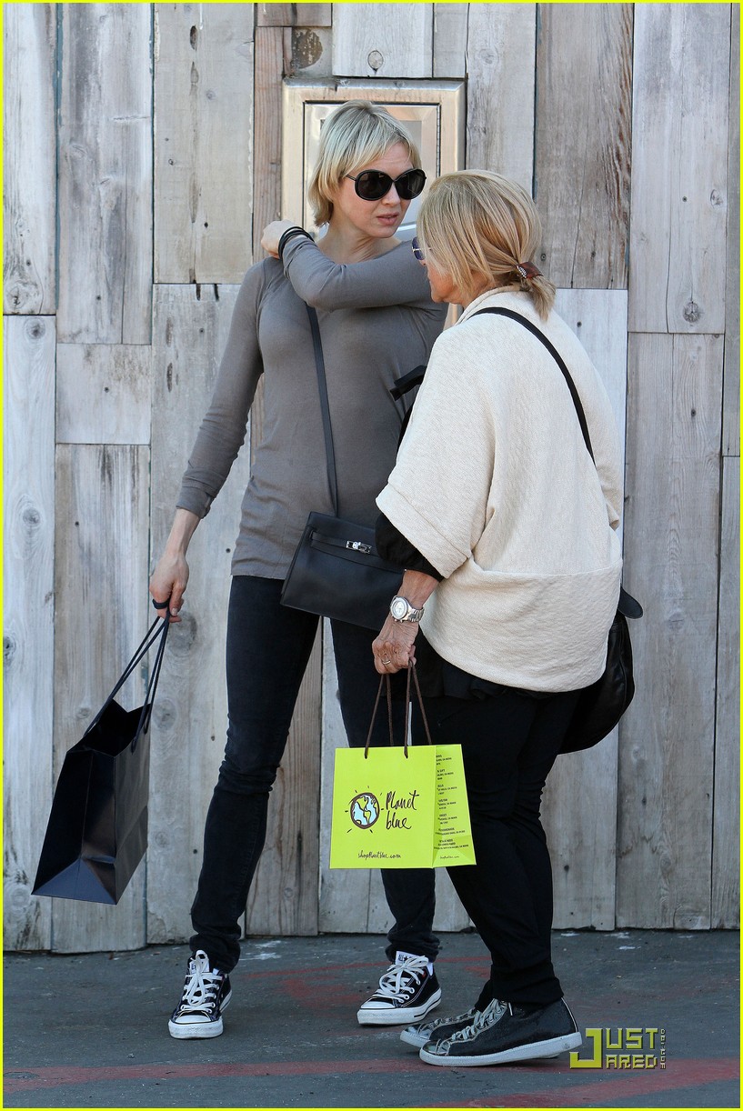 Renee Zellweger Shops With Bradley Cooper's Mom Photo 2481770 Renee