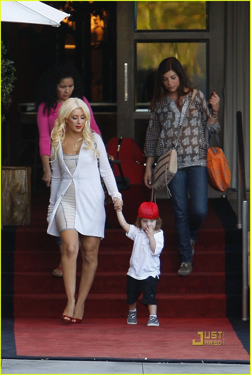 Christina Aguilera Hotel Checkout with Max Photo 2490609 Celebrity