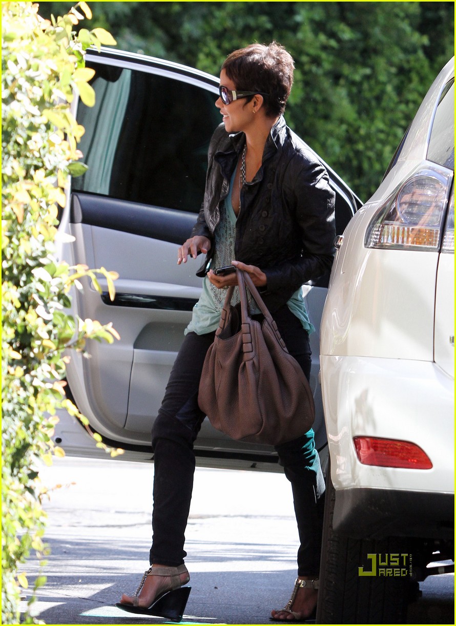 Halle Berry Enters the Oscar Race! Photo 2490619 Halle Berry Photos