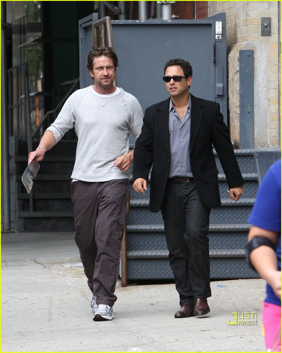 Gerard Butler Apartment Hunting Downtown! Photo 2487428 Gerard