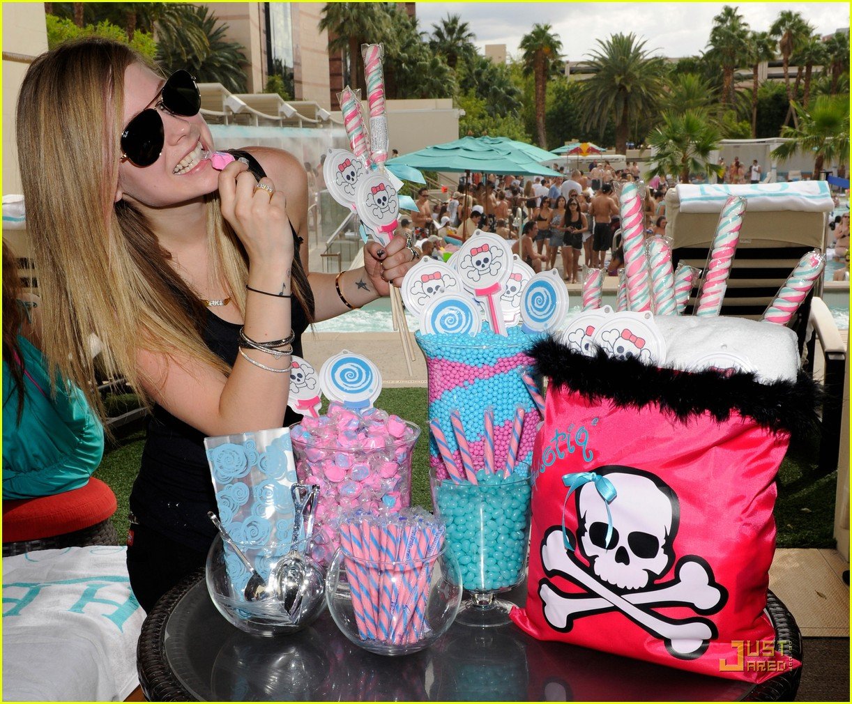 Photo: avril lavigne birthday 22 | Photo 2484554 | Just Jared