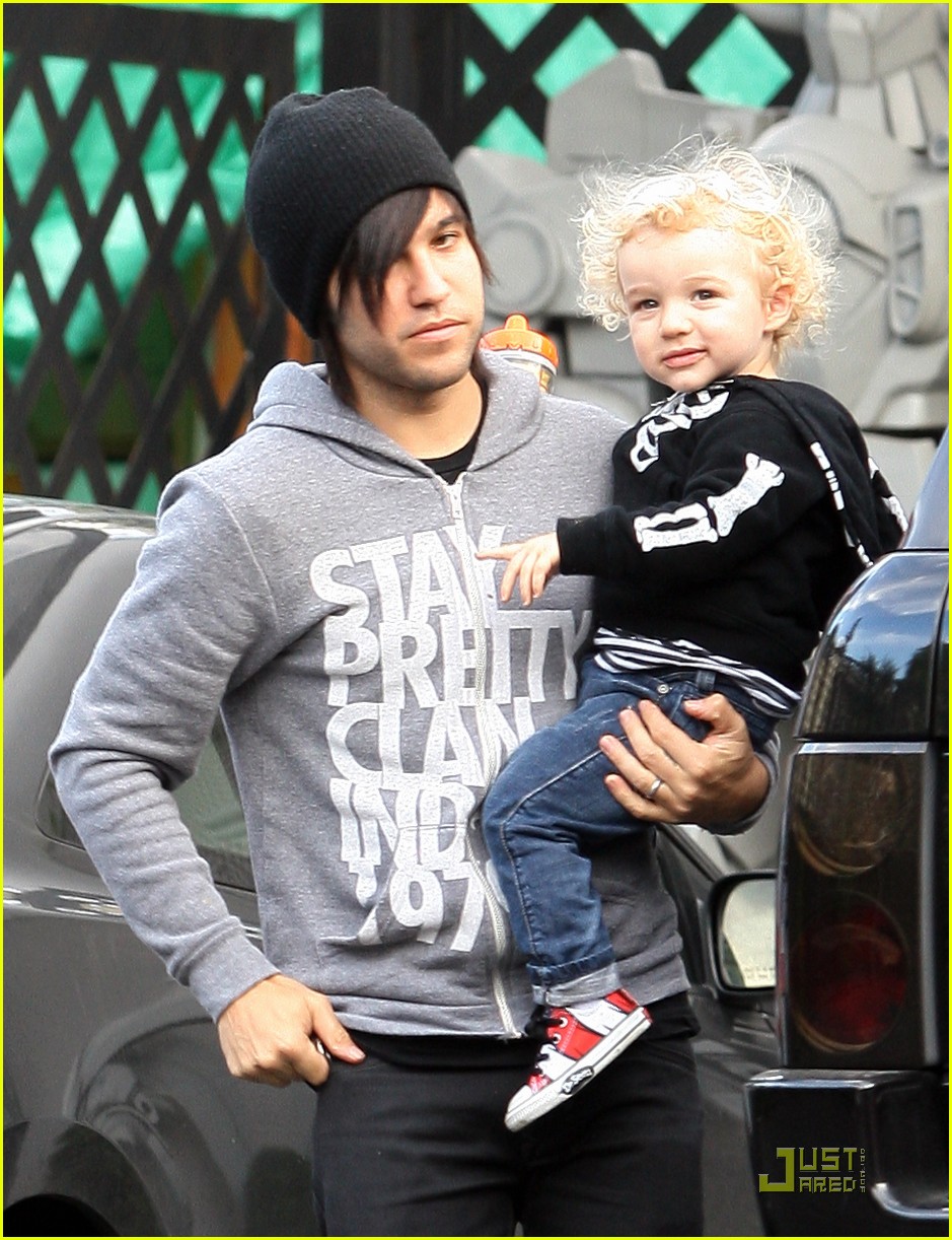 Ashlee Simpson & Pete Wentz Robertson Blvd With Bronx! Photo 2489537