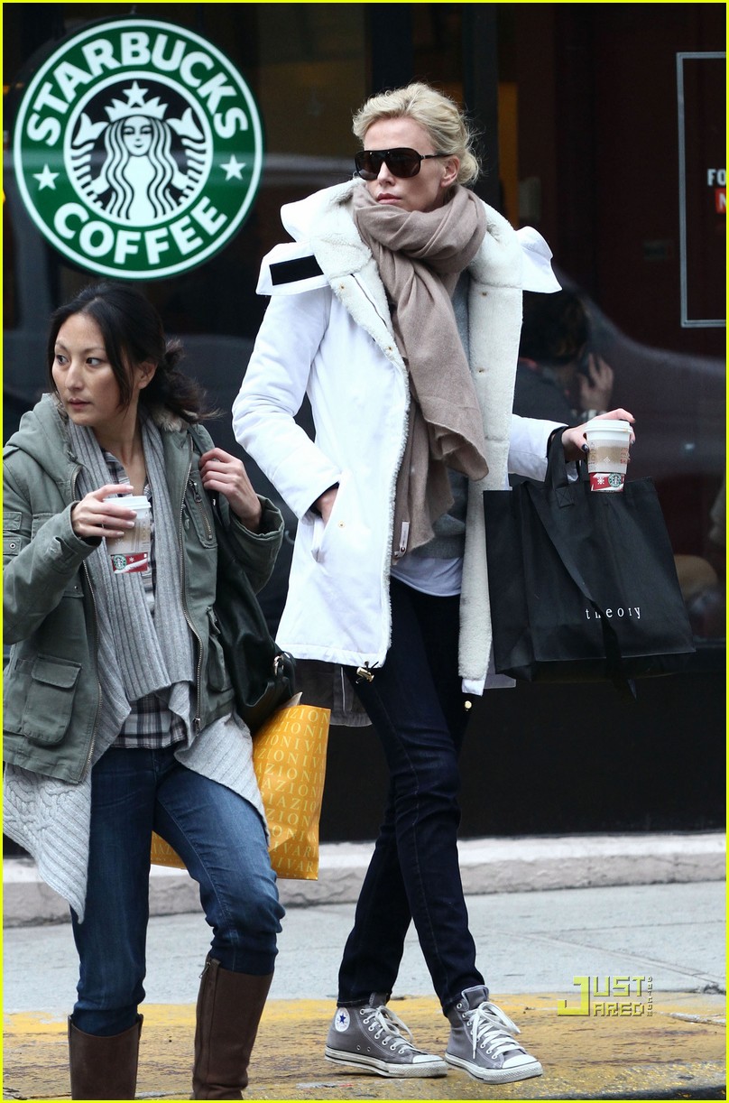 Charlize Theron: Saturday Starbucks Run: Photo 2493419 | Charlize