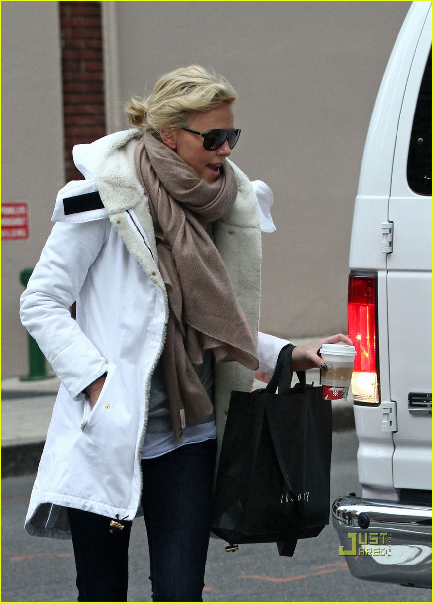 Charlize Theron: Saturday Starbucks Run: Photo 2493420 | Charlize