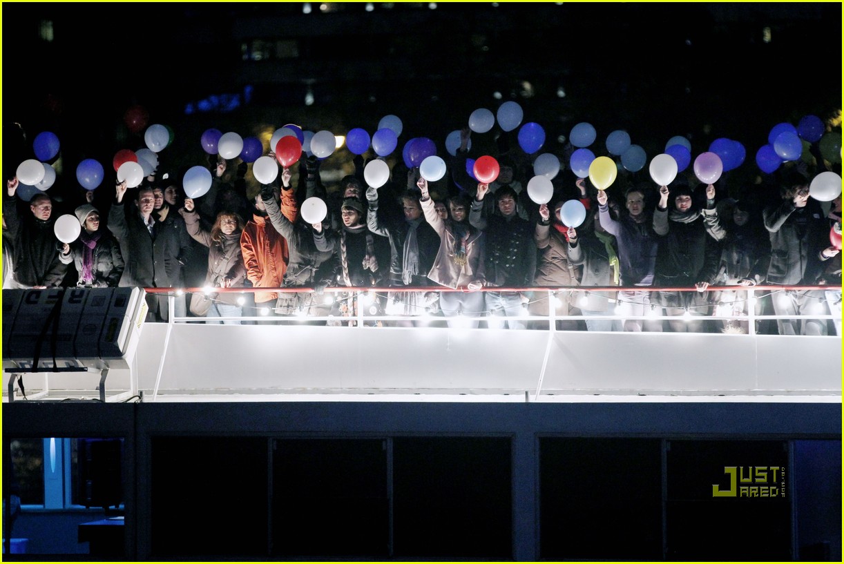 Coldplay 'Christmas Lights' Video Preview! Photo 2498751 Chris