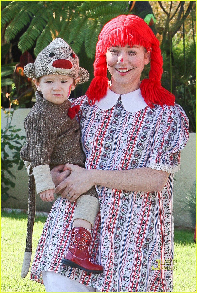 Alyson Hannigan Satyana Monkeys Around This Halloween! Photo 2492051