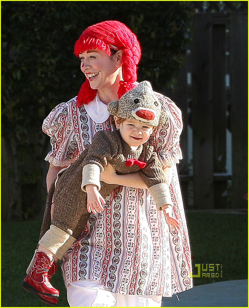 Alyson Hannigan Satyana Monkeys Around This Halloween! Photo 2492052