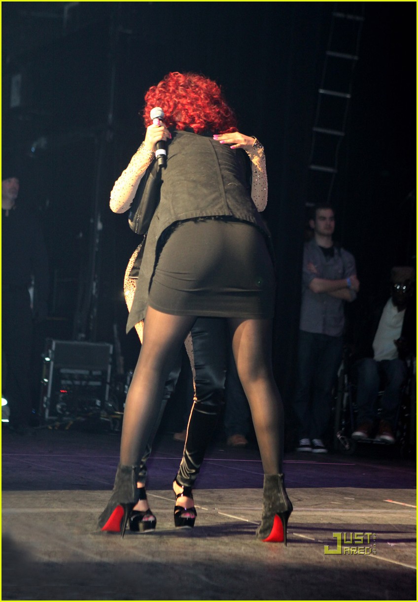 Rihanna 'Flies' Into Hammerstein Ballroom Photo 2498650 Drake