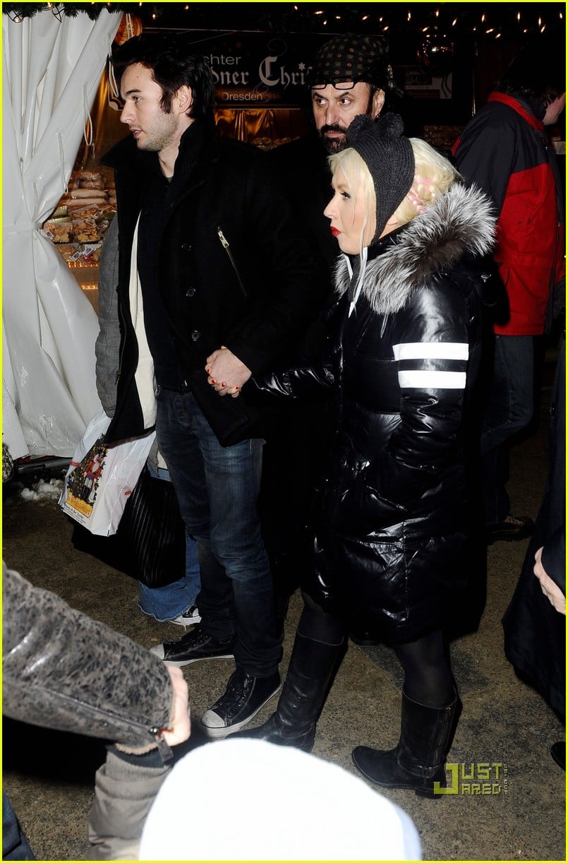 Christina Aguilera Berlin Christmas Market with Matt Rutler! Photo(01)