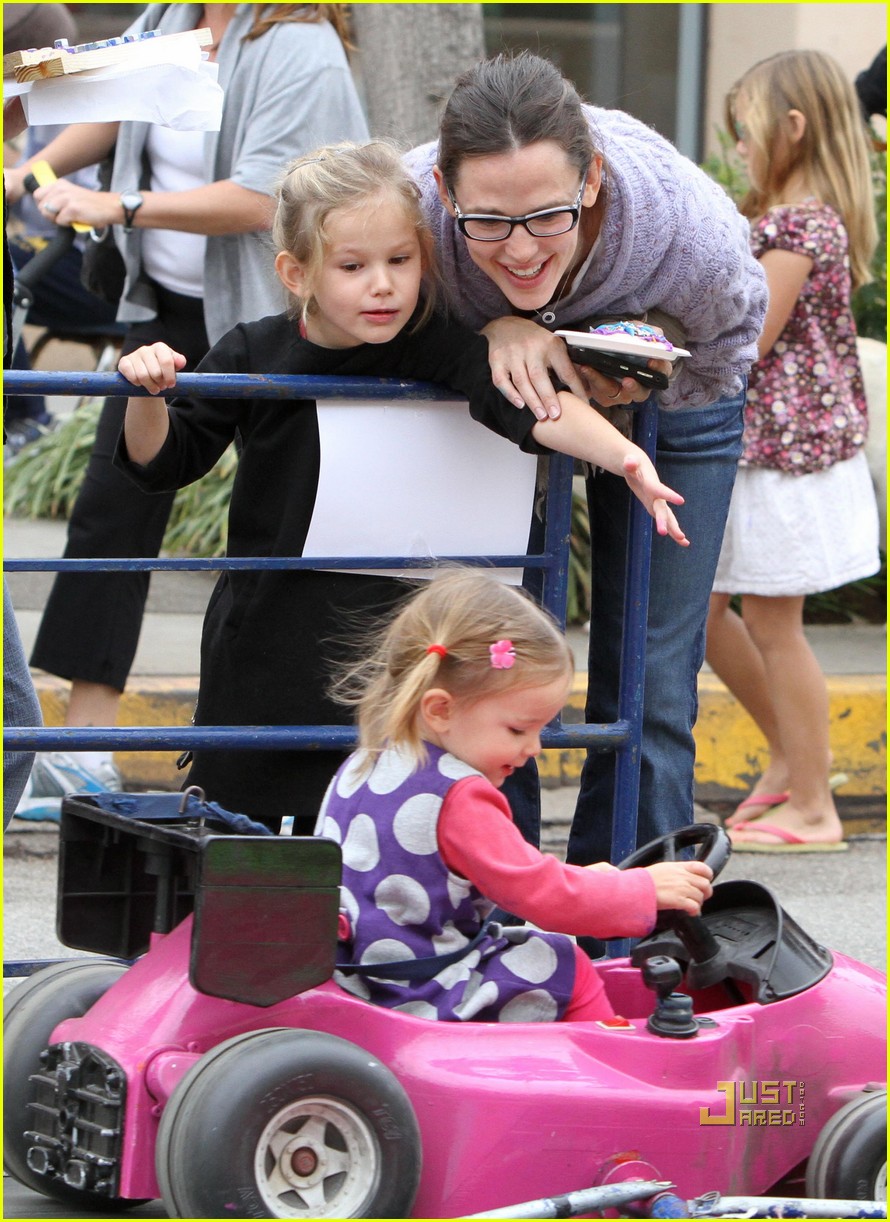Jennifer Garner Piggyback Ride for Violet! Photo 2501186 Celebrity