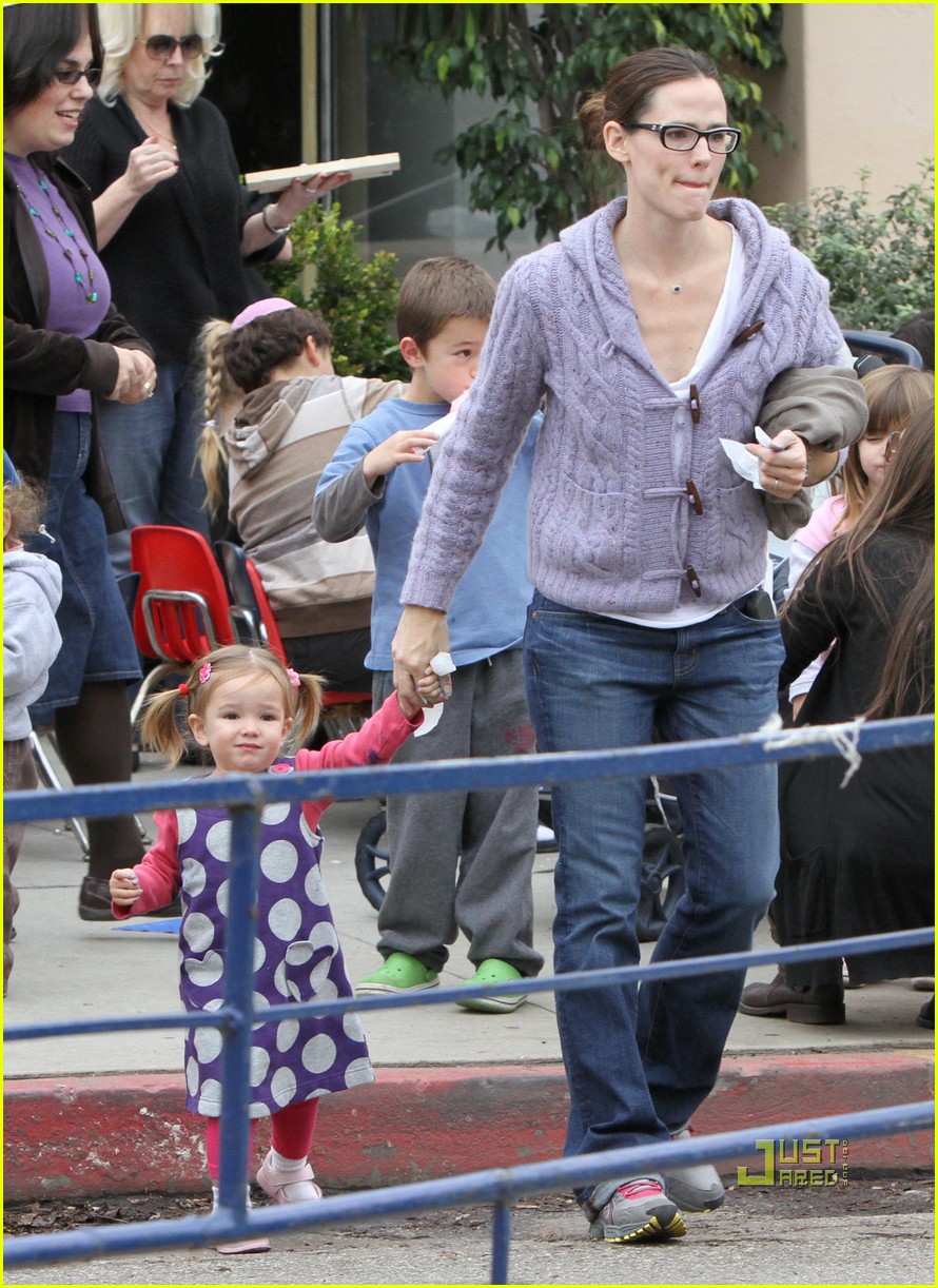 Jennifer Garner Piggyback Ride for Violet! Photo 2501200 Celebrity