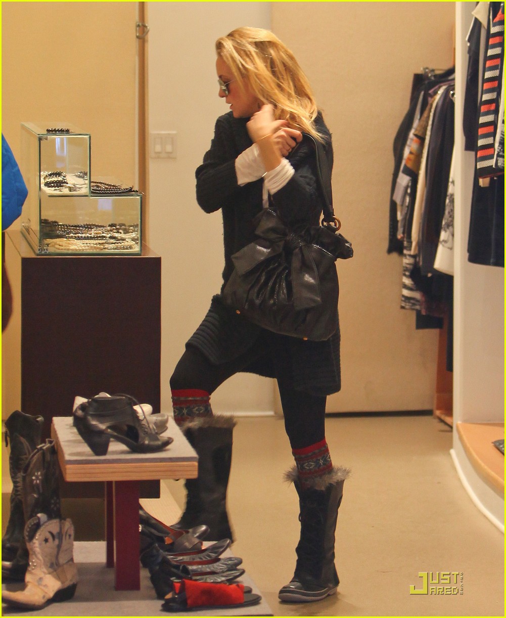 Kate Hudson Christmas Shopping with Matt Bellamy! Photo 2506289