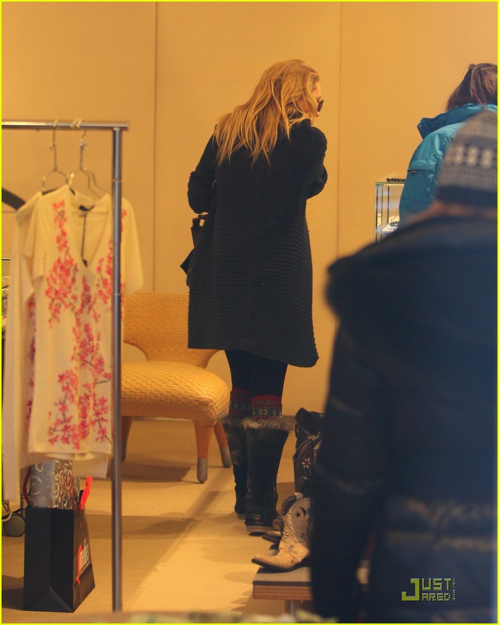Kate Hudson Christmas Shopping with Matt Bellamy! Photo 2506291