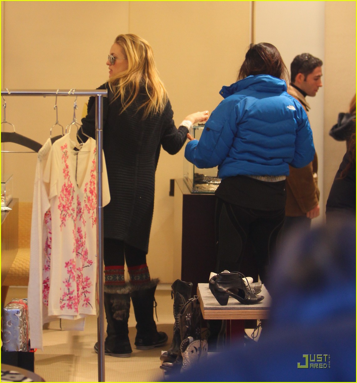 Kate Hudson Christmas Shopping with Matt Bellamy! Photo 2506293