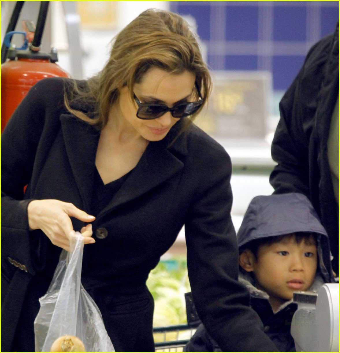 Photo angelina jolie maddox pax grocery store 01 Photo 2503317