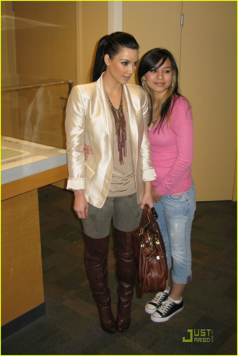 Kim Kardashian: Children's Hospital Holiday Cheer: Photo 2505929 | Kim