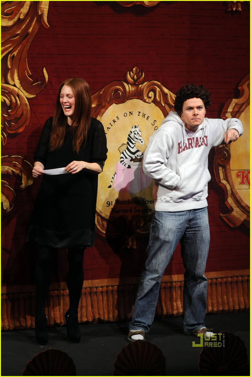 Julianne Moore Hasty Pudding Club's Woman of the Year! Photo 2514667