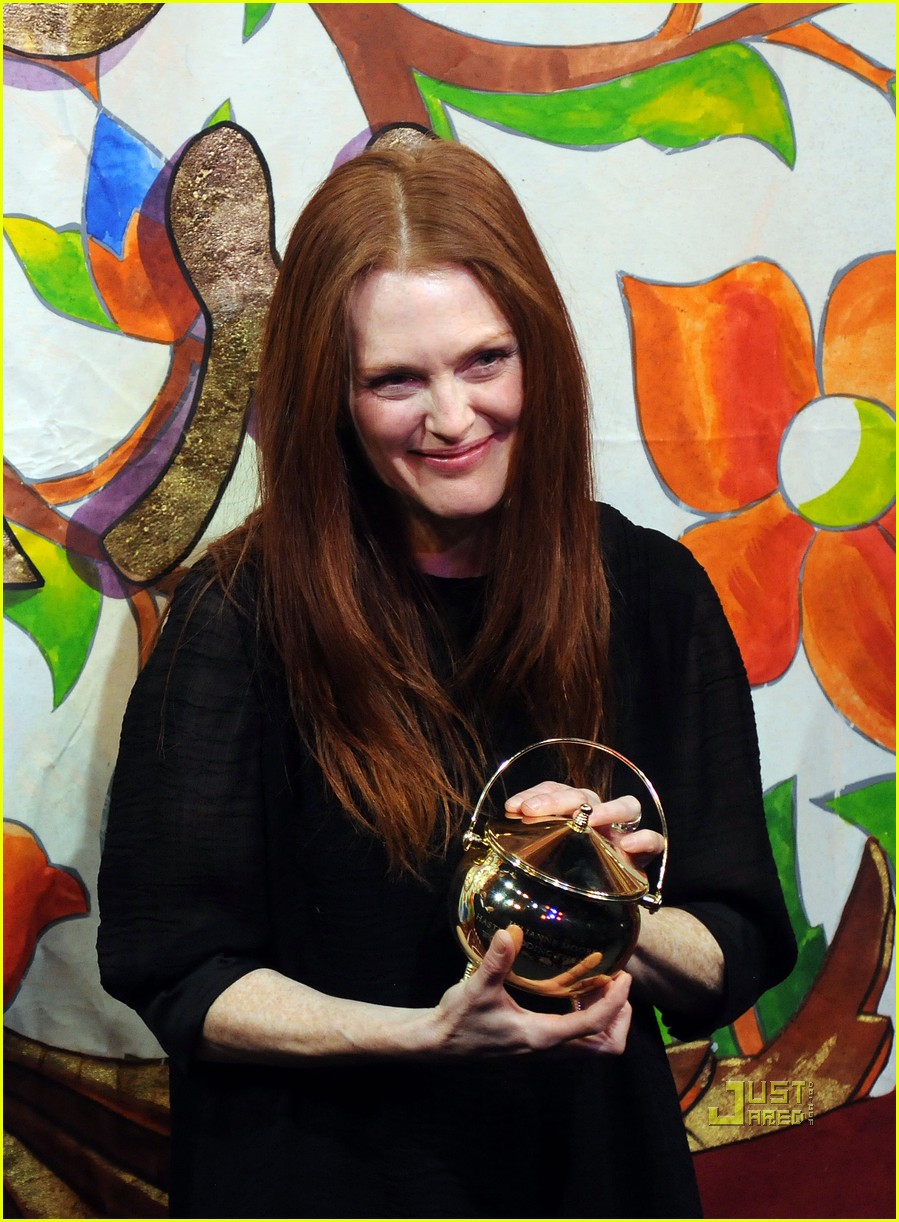 Julianne Moore Hasty Pudding Club's Woman of the Year! Photo 2514668
