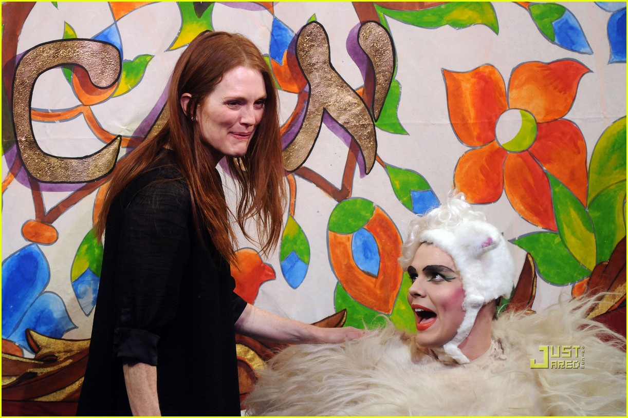 Julianne Moore Hasty Pudding Club's Woman of the Year! Photo 2514672