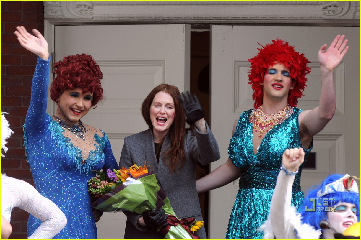 Julianne Moore Hasty Pudding Club's Woman of the Year! Photo 2514675