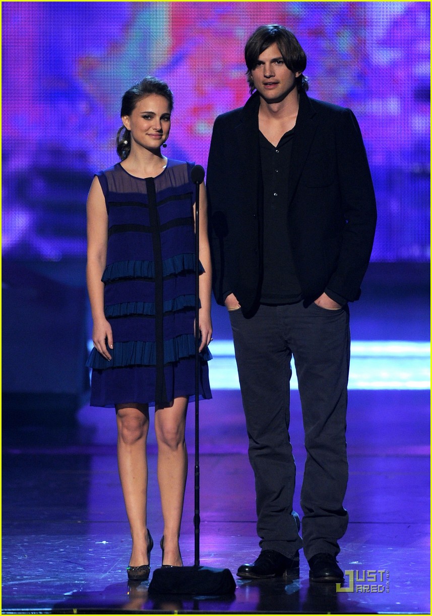 Natalie Portman PCAs Presenter with Ashton Kutcher Photo 2508551