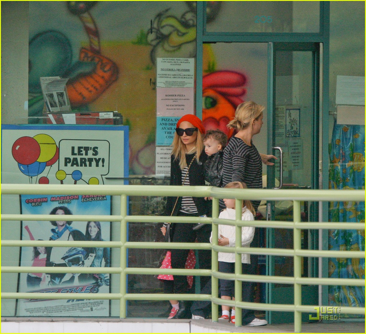 Nicole Richie Sparrow & Harlow's Playdate Pickup Photo 2508051