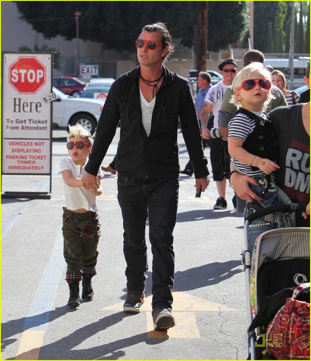 Gavin Rossdale Matching Sunglasses with Kingston & Zuma! Photo