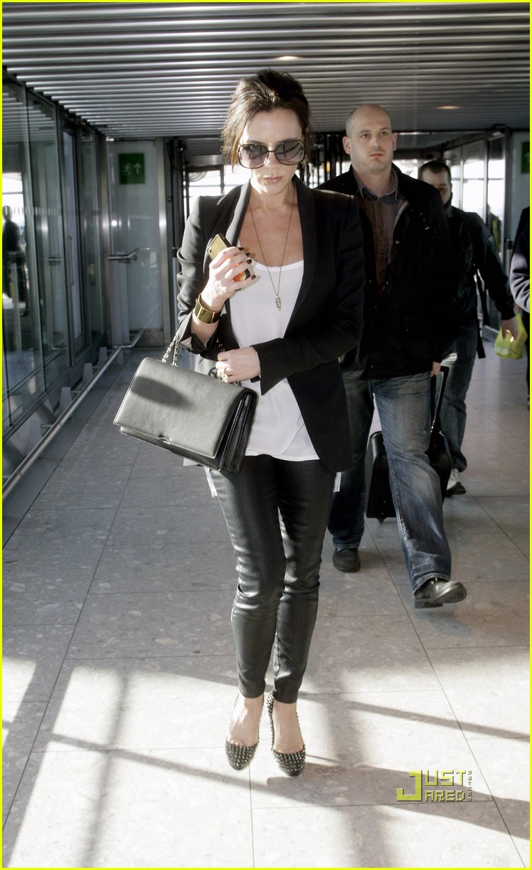 Victoria Beckham Baby Bump at Heathrow Airport! Photo 2517822