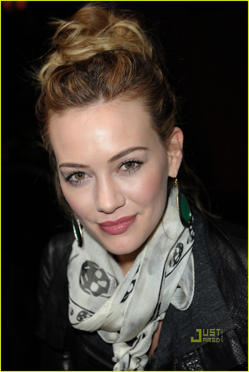 Hilary Duff 'Elixir' Signing in Paris! Photo 2516504 Hilary Duff