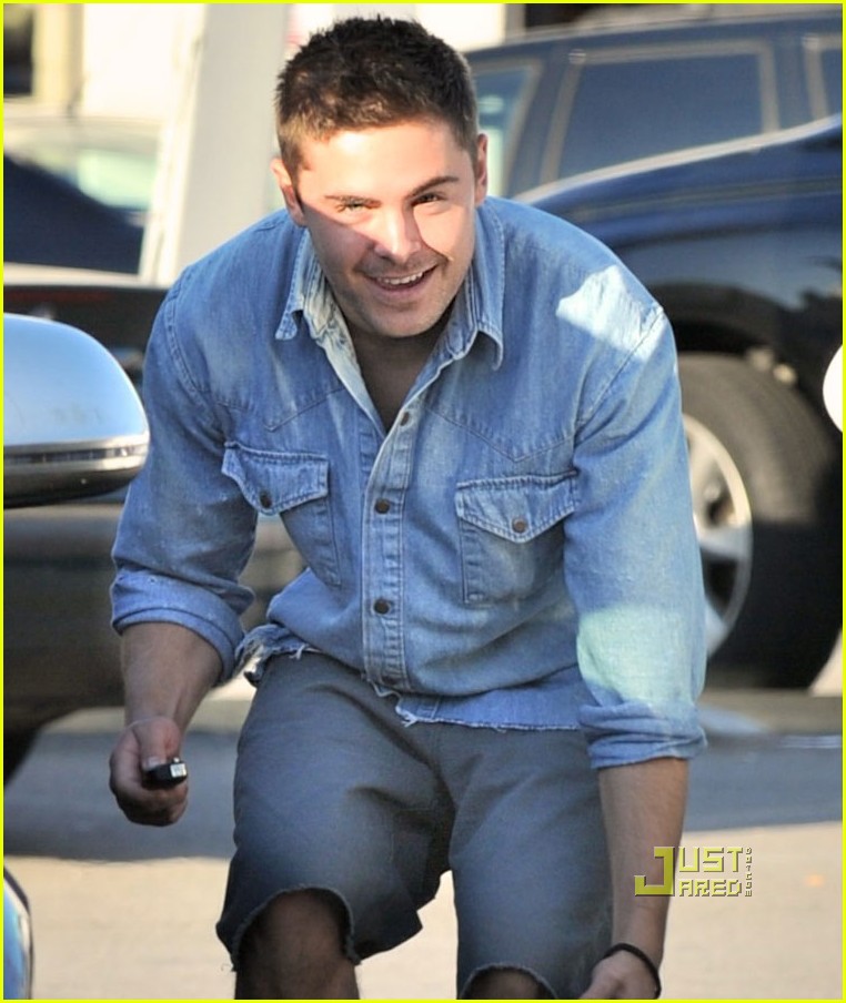 Zac Efron Urban Outfitters Run with Brother Dylan! Photo 2516266 Zac Efron Pictures Just Jared