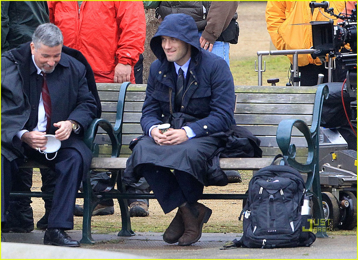 Jude Law: Park Bench Scenes for 'Contagion': Photo 2519741 | Jude Law ...
