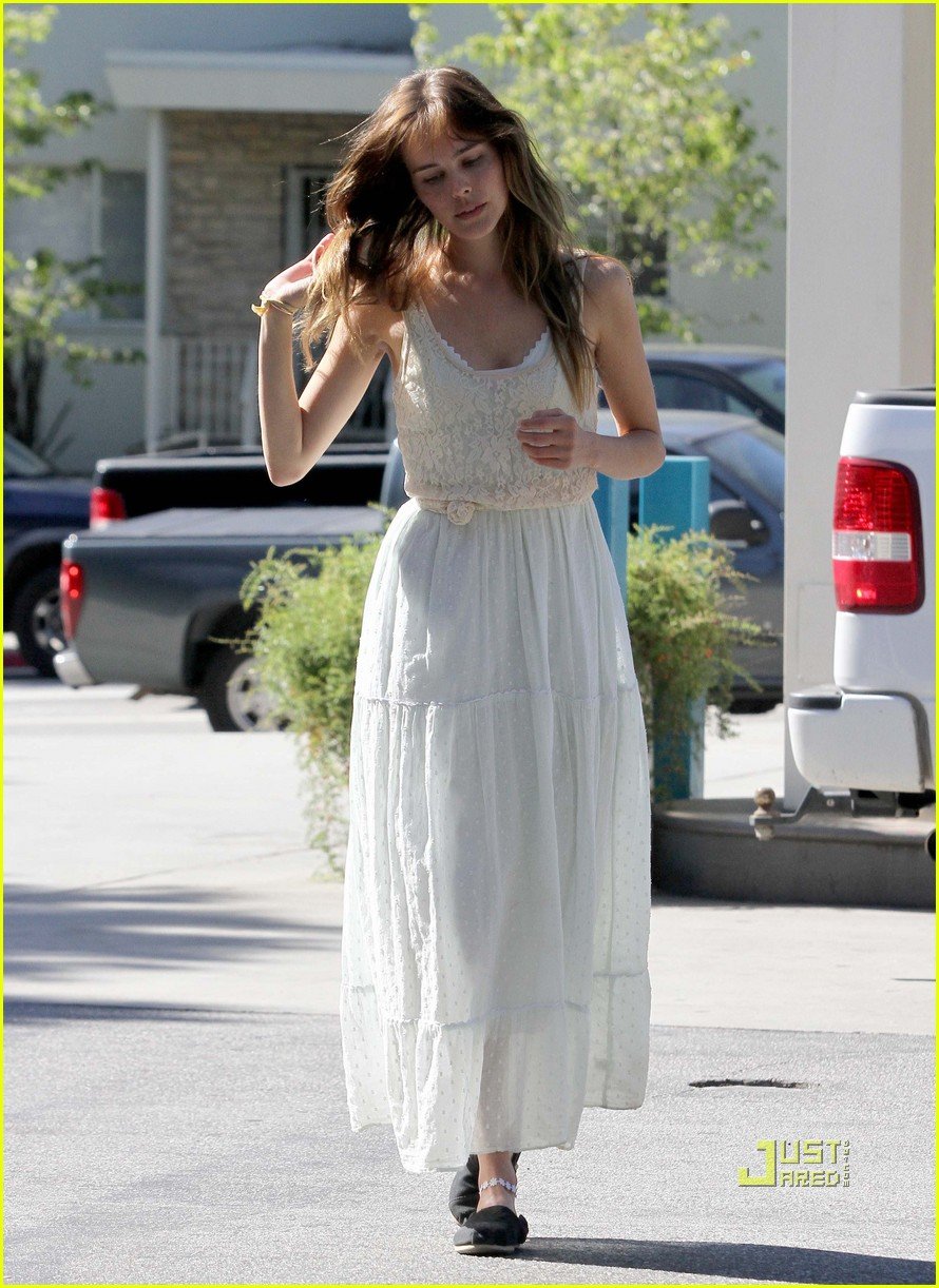 Isabel Lucas Gas Station Before the Beach! Photo 2518993 Isabel