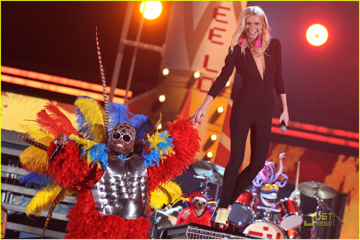 Paltrow You' Grammy Performance with Cee Lo Green(02)