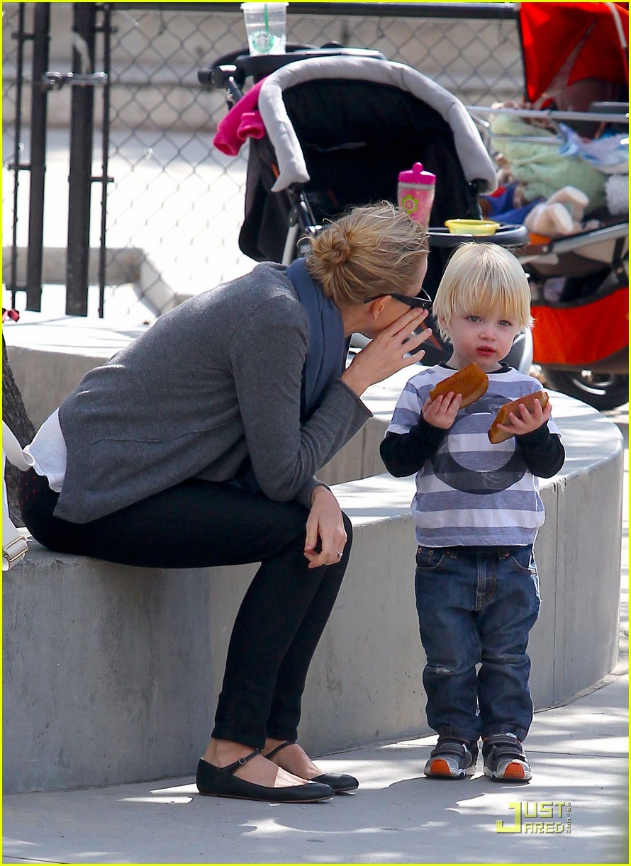 Naomi Watts Park Playdate with the Boys! Photo 2522751 Celebrity(00)