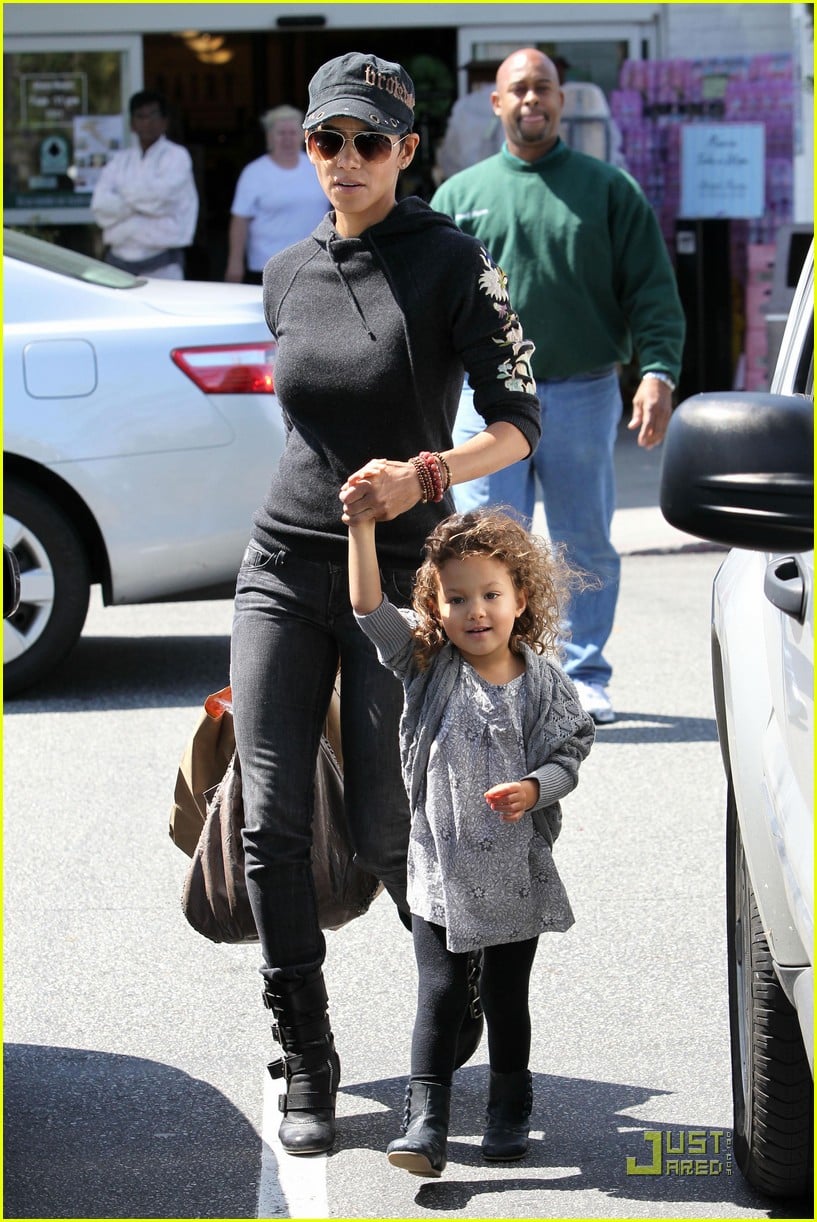 Halle Berry: Grocery Shopping with Nahla!: Photo 2530405 | Celebrity