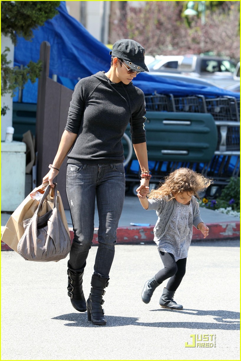 Halle Berry: Grocery Shopping with Nahla!: Photo 2530407 | Celebrity