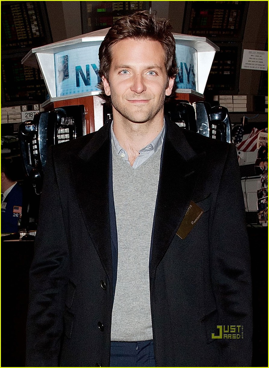 Bradley Cooper Visits New York Stock Exchange Photo 2527586 Bradley