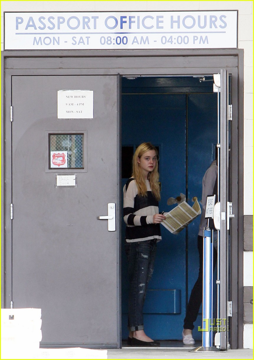 Photo dakota fanning elle post office passports 01 Photo 2527268
