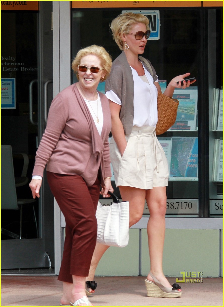 Katherine Heigl: Swimsuit Shopping with Mom! 