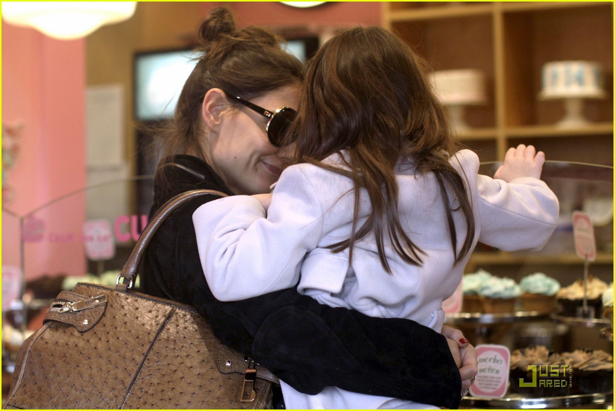 Katie Holmes Cupcakes with Suri! Photo 2525350 Celebrity Babies