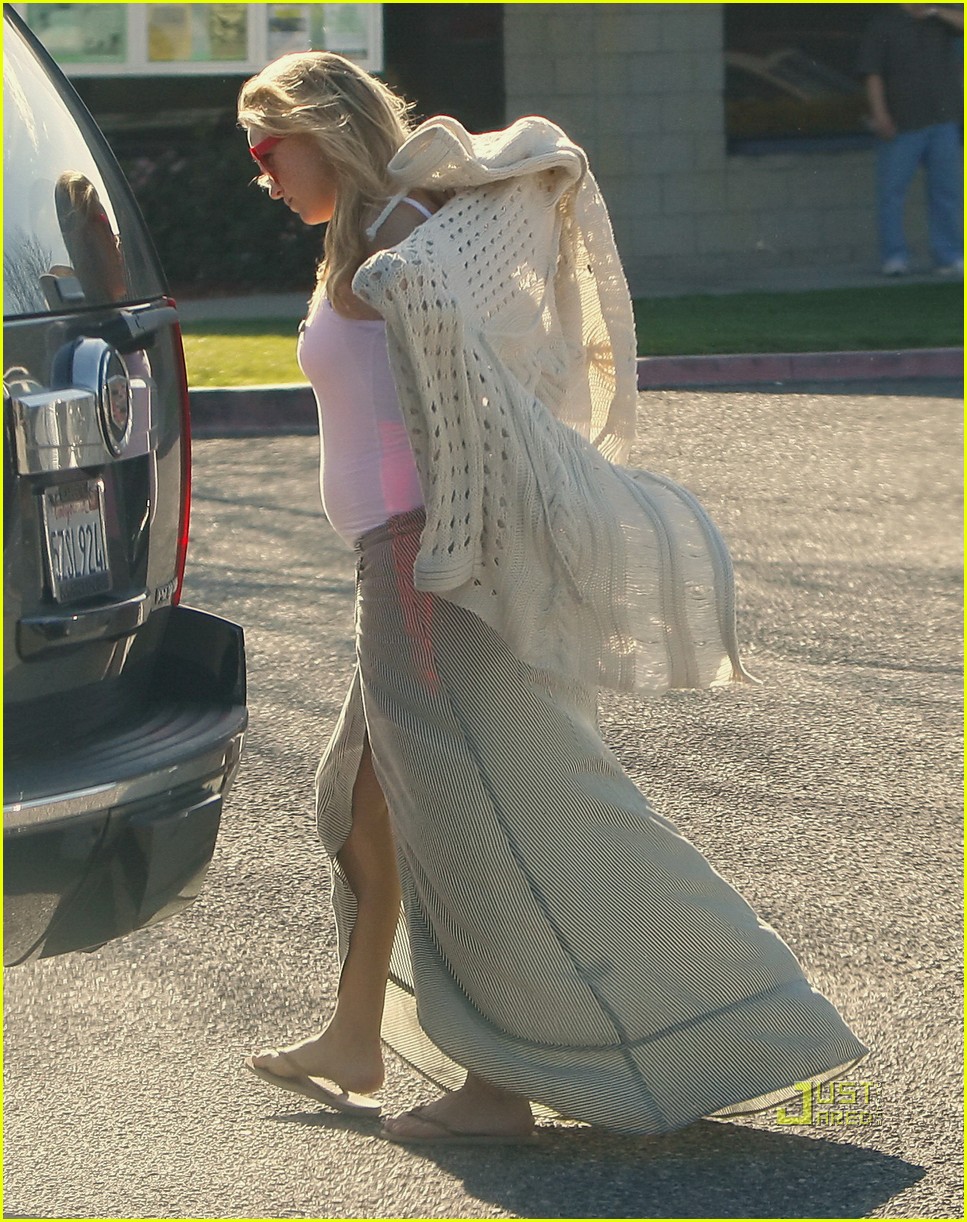 Kate Hudson Baby Bump in Malibu! Photo 2525417 Kate Hudson