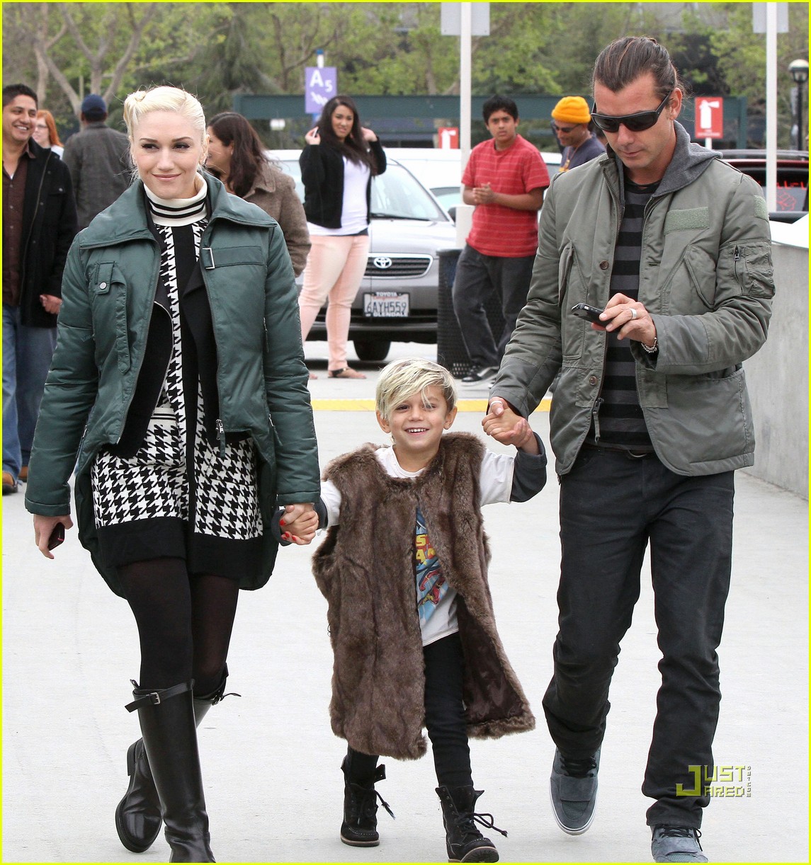 Gwen Stefani Kingston Rocks Fur Vest Photo 2530696 Celebrity Babies(00)