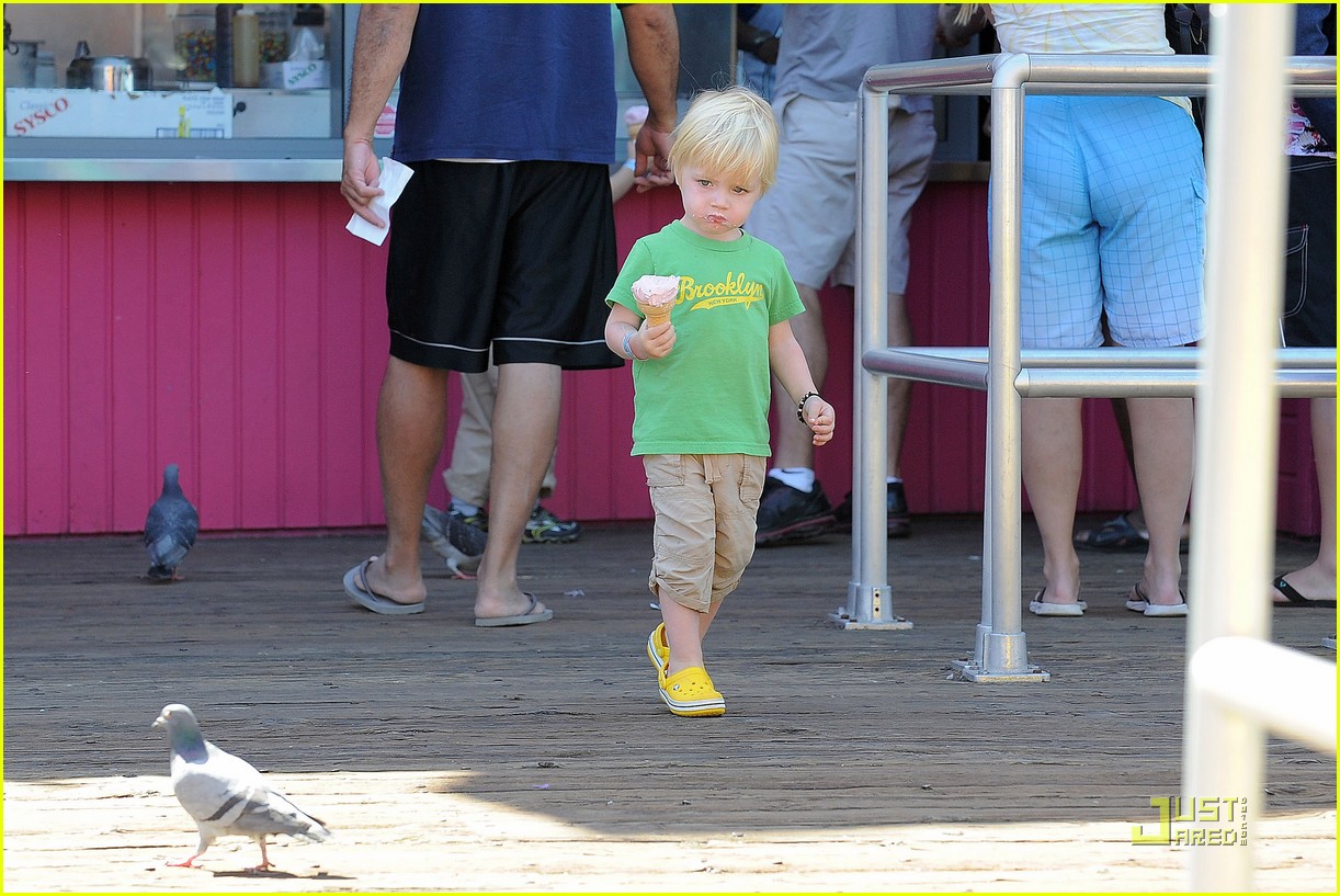 Naomi Watts & Liev Schreiber Family Fun at the Pier! Photo 2527093
