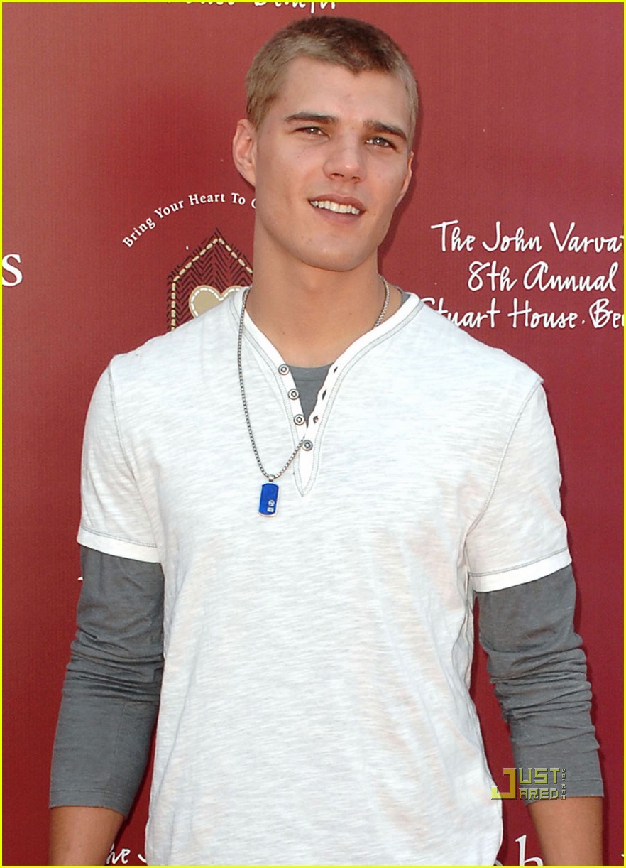 Justin Chambers & Chris Zylka: Stuart House Benefit!: Photo 2527549
