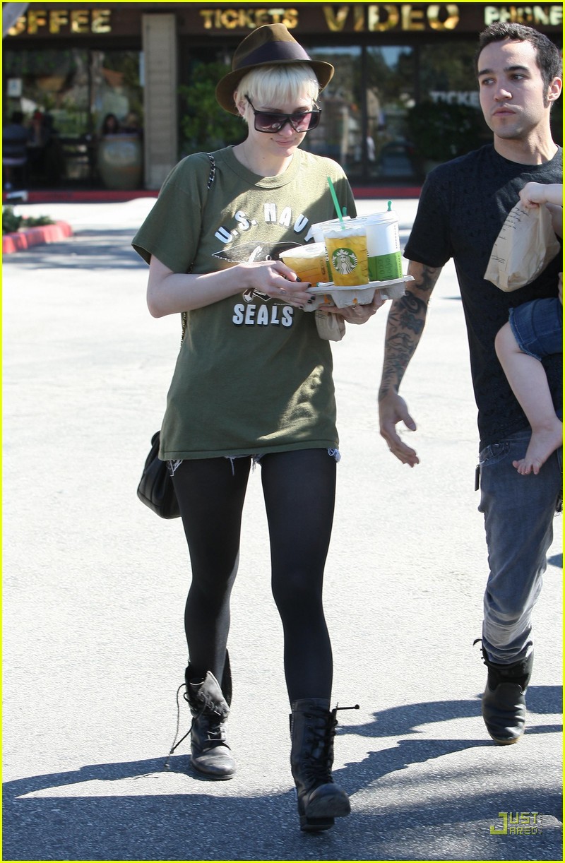 Ashlee Simpson & Pete Wentz Starbucks Stop Photo 2531895 Ashlee