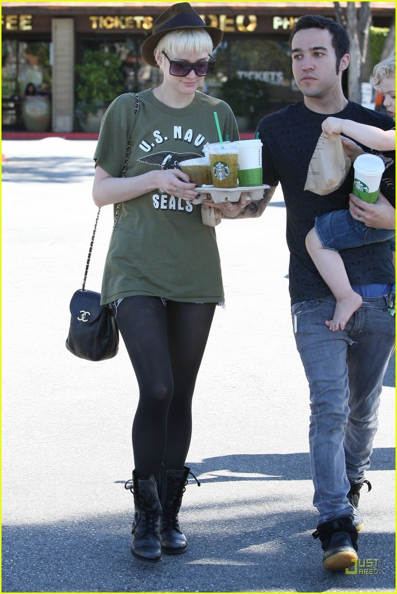 Ashlee Simpson & Pete Wentz Starbucks Stop Photo 2531898 Ashlee