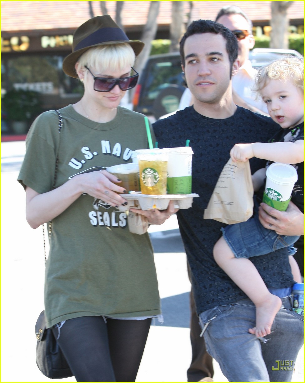 Ashlee Simpson & Pete Wentz Starbucks Stop Photo 2531903 Ashlee