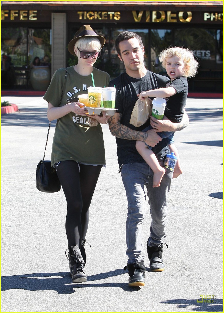 Ashlee Simpson & Pete Wentz Starbucks Stop Photo 2531907 Ashlee